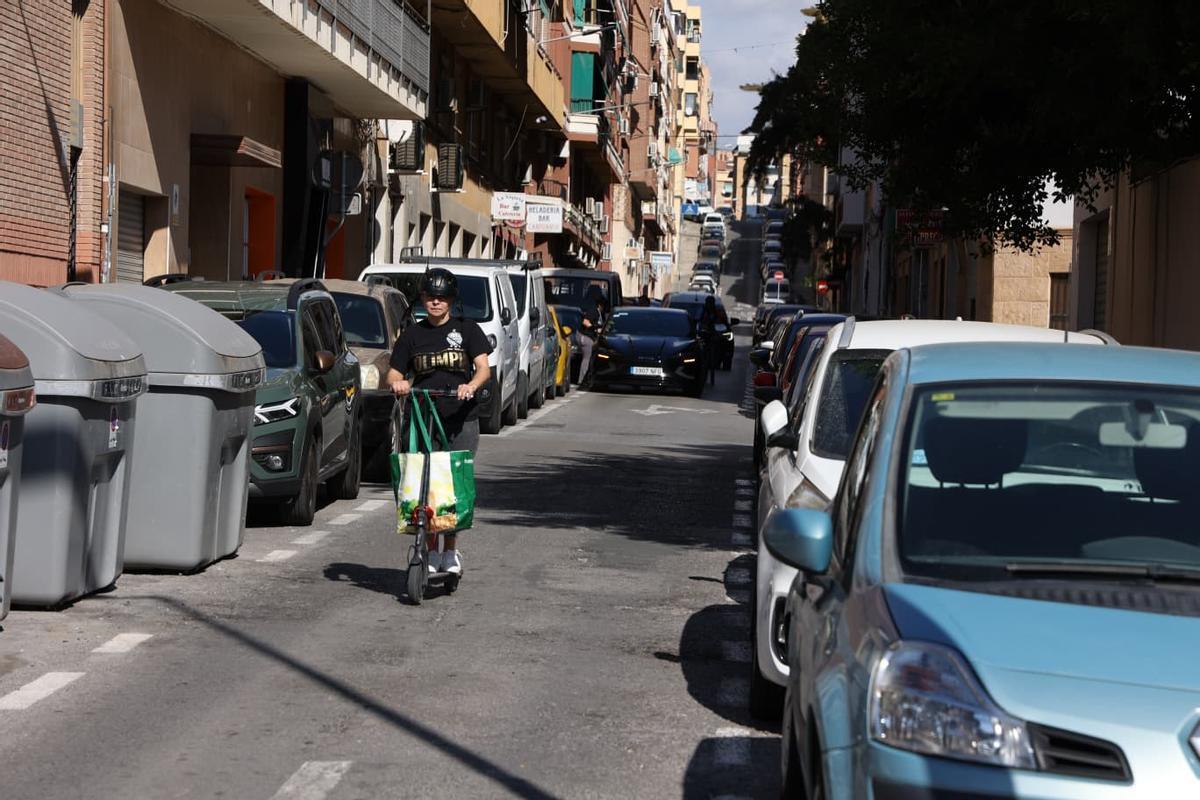 Calle General Pintos, con baches y chorretones de suciedad en su asfalto.