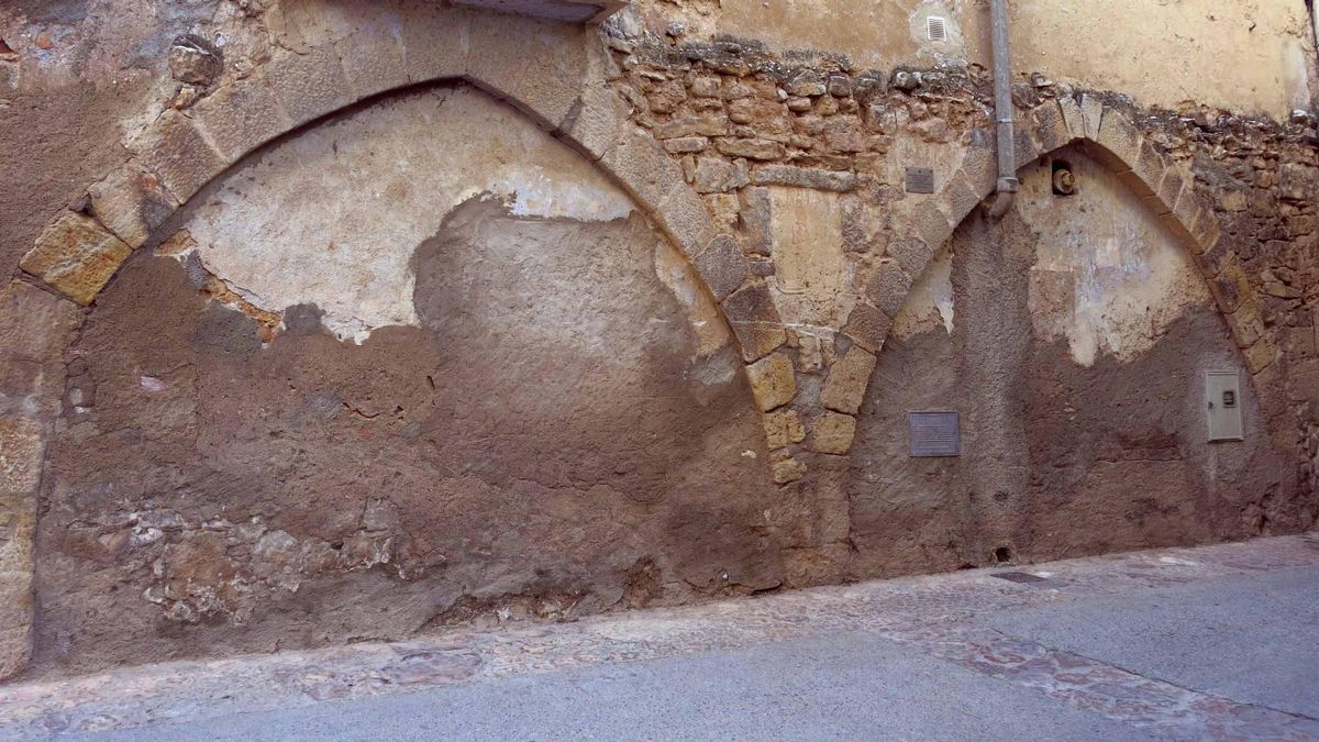 Arcos del carrer Major del único pueblo con el nombre en castellano de Catalunya.