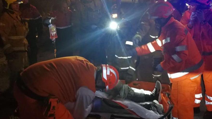 Dos heridos al desplomarse de madrugada un muro en un edificio inacabado de Mutxamel