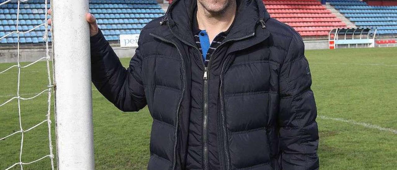 Roberto Álvarez, entrenador del Sporting Celanova, ayer en el campo de O Couto. // Iñaki Osorio