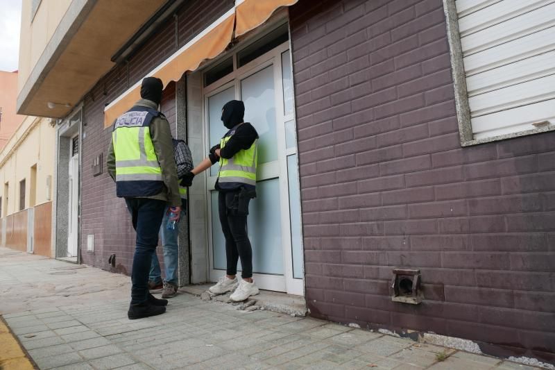 Agentes de la Policía Nacional en la puerta, este martes, de la sede del equipo de comunicación que trabaja para Coalición por Melilla. Paqui Sánchez EFE