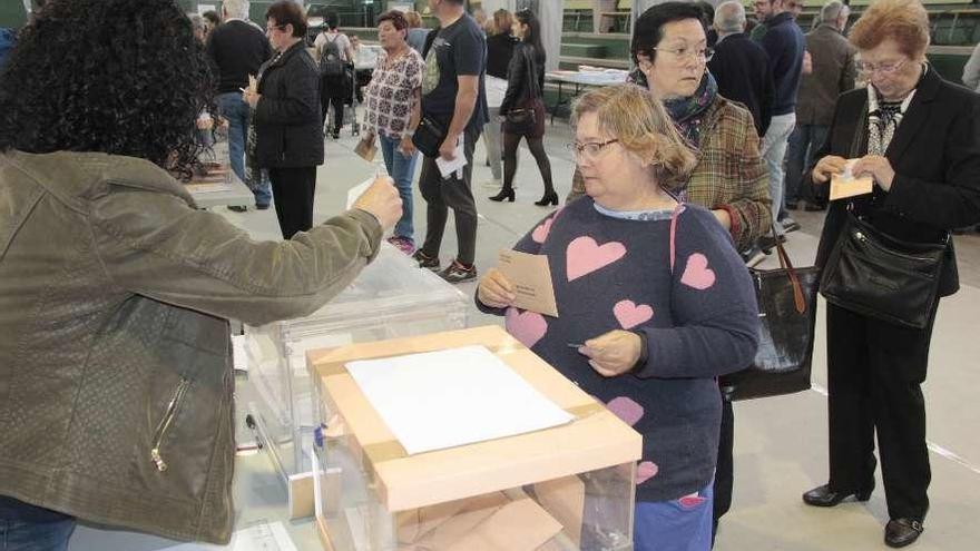 Pilar Bernárdez, una vecina discapacitada de Cangas que el domingo votó en el IES de Rodeira.  // S.A.