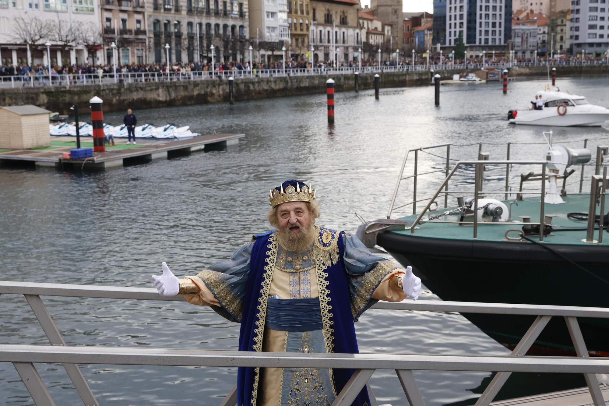 En imágenes: Los Reyes Magos desembarcan en Gijón