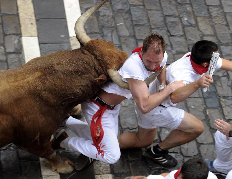 Jove sent embestit per un toro durant un dels 'encierros' de Sanfermines