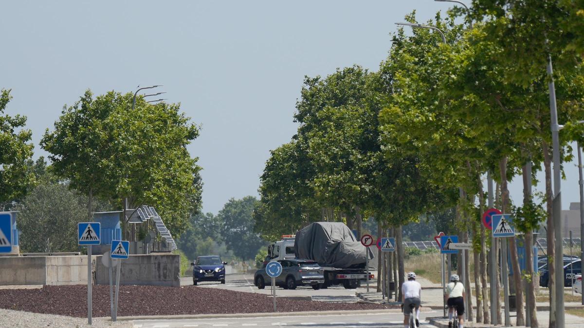 La comitiva amb les dues grues que transporten el ‘papa mòbil’ a la seva sortida de la terminal corporativa de l'aeroport Josep Tarradellas Barcelona-El Prat