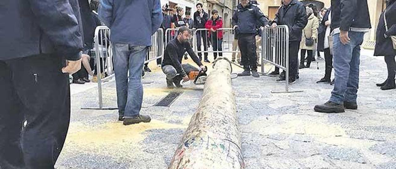 Expectación en la Plaça Vella para ver el desmonte.