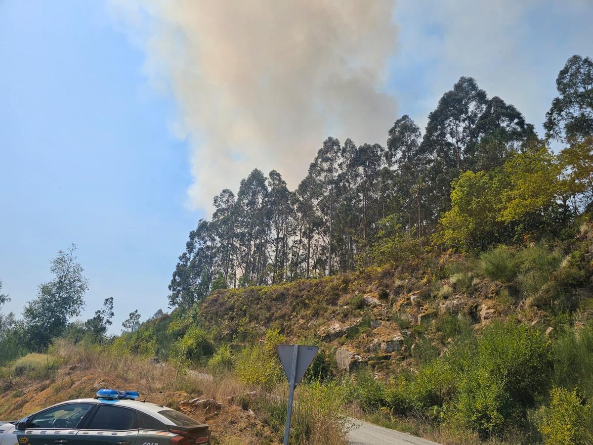 Un incendio junto al Corredor do Morrazo en Meira obliga a movilizar medios aéreos