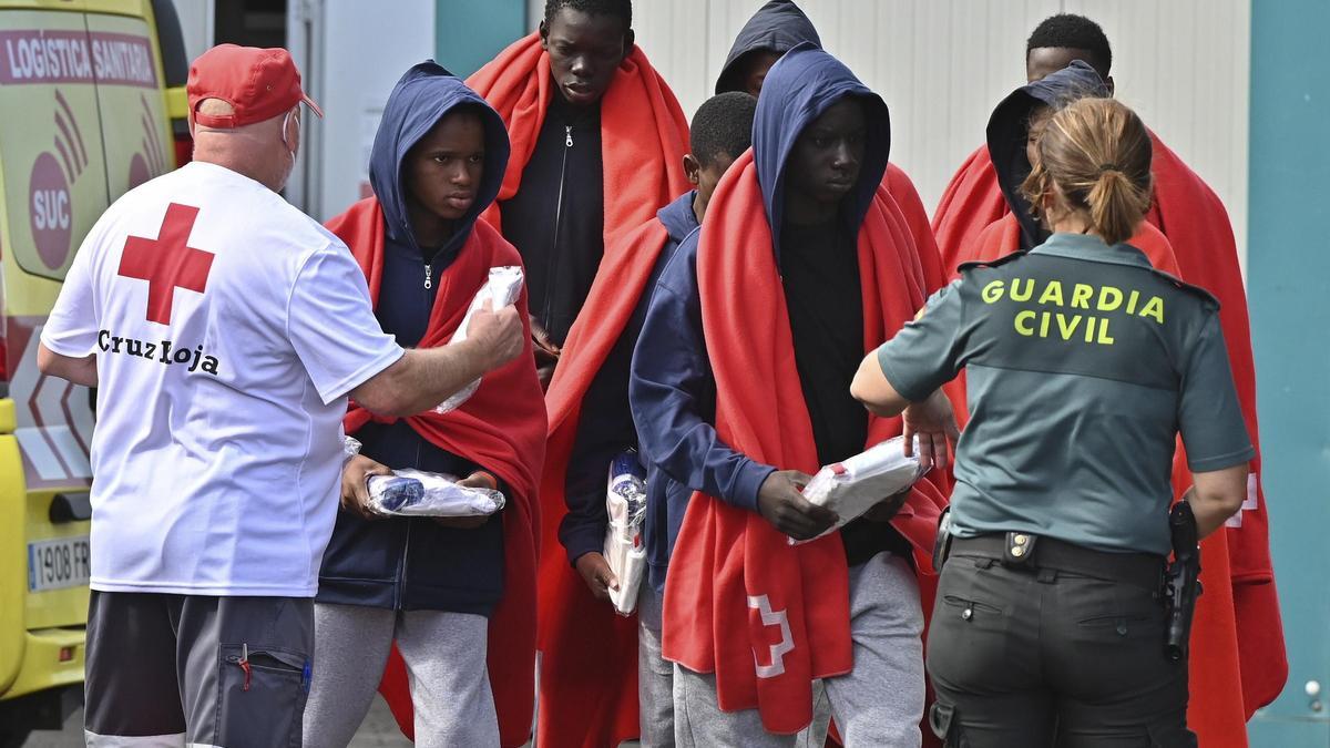 Migrantes subsaharianos a su llegada a La Restinga, en El Hierro.