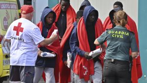 Migrantes subsaharianos a su llegada a La Restinga, en El Hierro.