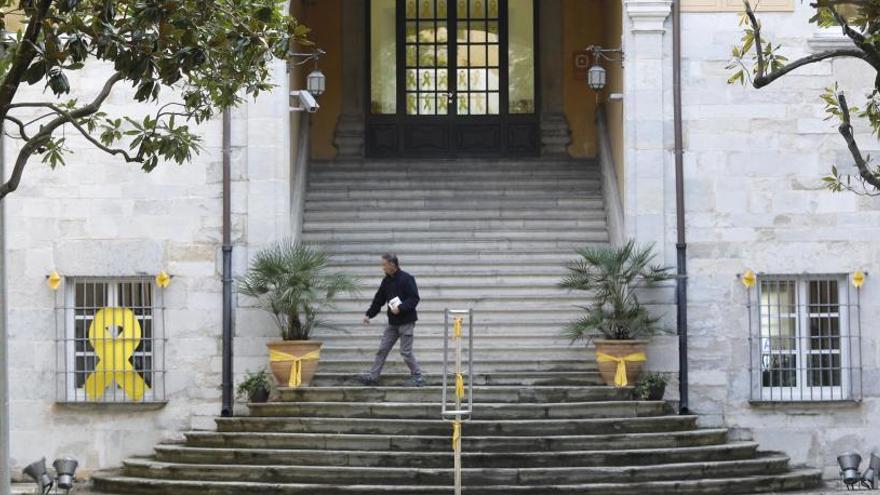 La Junta Electoral obliga a retirar els llaços grocs dels edificis de la Generalitat.