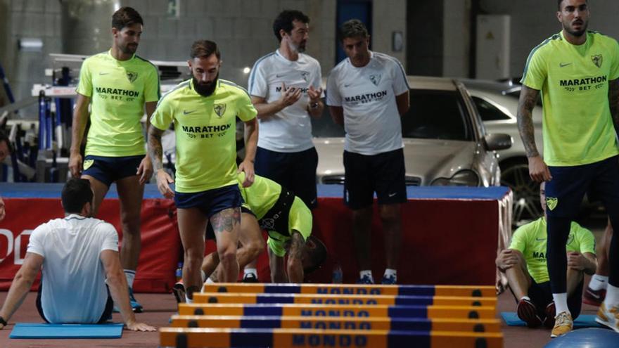 ? La plantilla del Málaga CF comenzó ayer la preparación intensa del inicio liguero tras regresar de dos días de descanso. El conjunto blanquiazul inició el trabajo semanal en el Estadio de Atletismo donde hubo dos novedades reseñables, como fueron las de Fede Ricca y Javier Ontiveros. El extremo y el lateral trabajaron con el resto de sus compañeros en una sesión puramente física y donde Míchel ya comenzó a preparar con más atención el partido del lunes contra el Eibar.