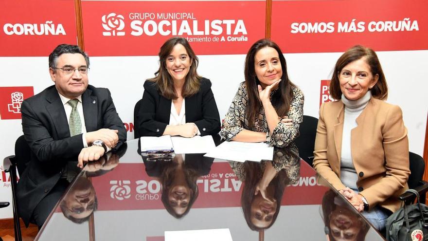 La candidata del PSOE a la Alcaldía, Inés Rey (segunda por la izquierda), con los ediles José Manuel Dapena, Yoya Neira y Silvia Longueira, en la rueda de prensa de esta mañana.