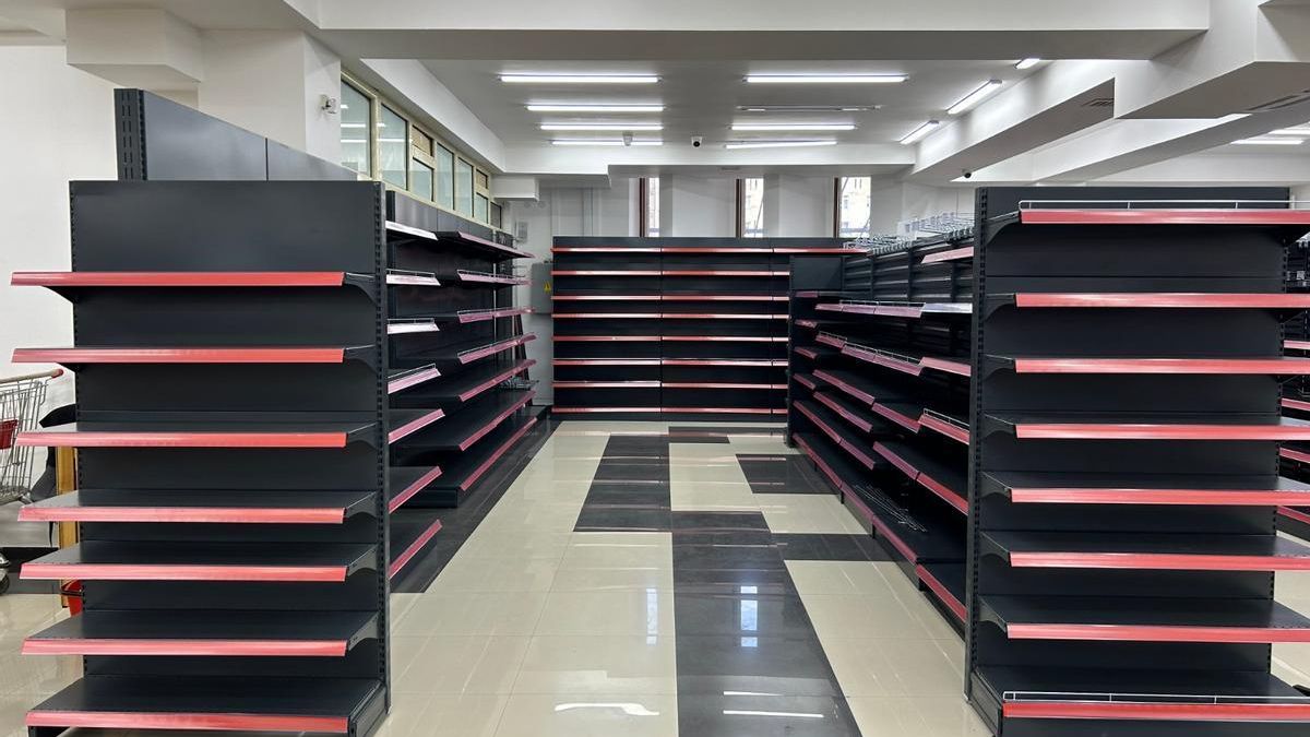 Supermercado con las alacenas vacías en Stepanakert, la capital del Alto Karabaj, el enclave secesionista sometido al bloqueo de Azerbaiyán.