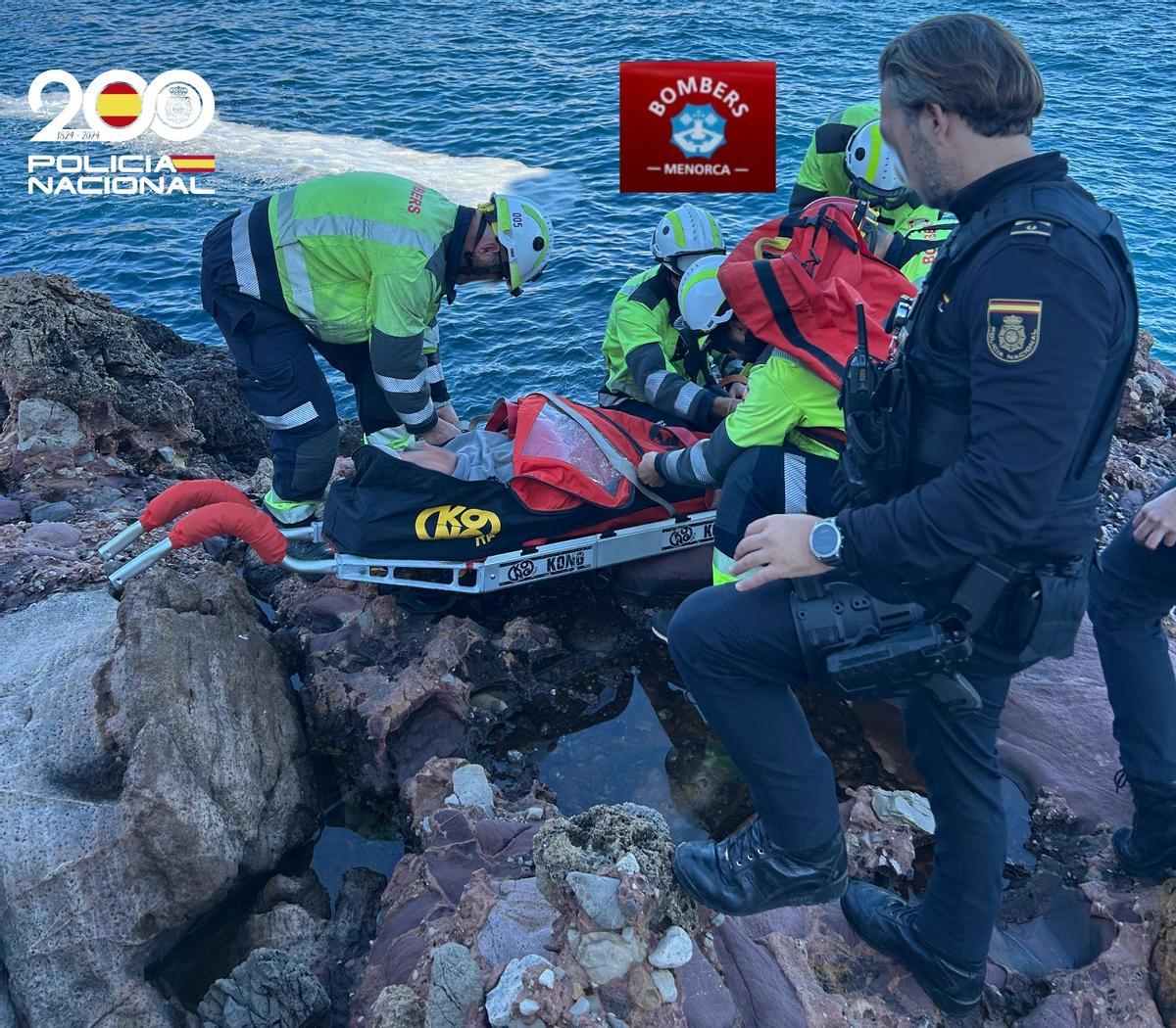 Bomberos y policías preparan el traslado del herido.