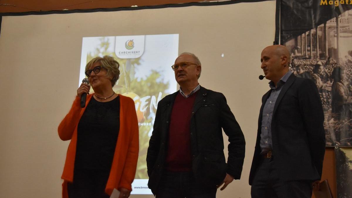 Sara Diert y el alcalde de Carcaixent, Paco Salom, en las jornadas sobre la naranja.