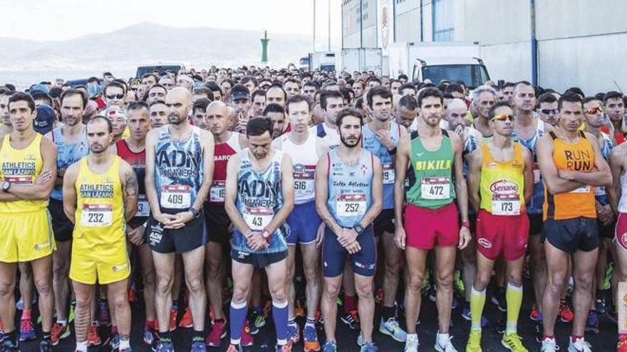 Un instante del minuto de silencio en memoria de María Ferreira, ayer en la carrera 10Kms. Xornadas Marisqueiras do Berbés. // Run Run Vigo