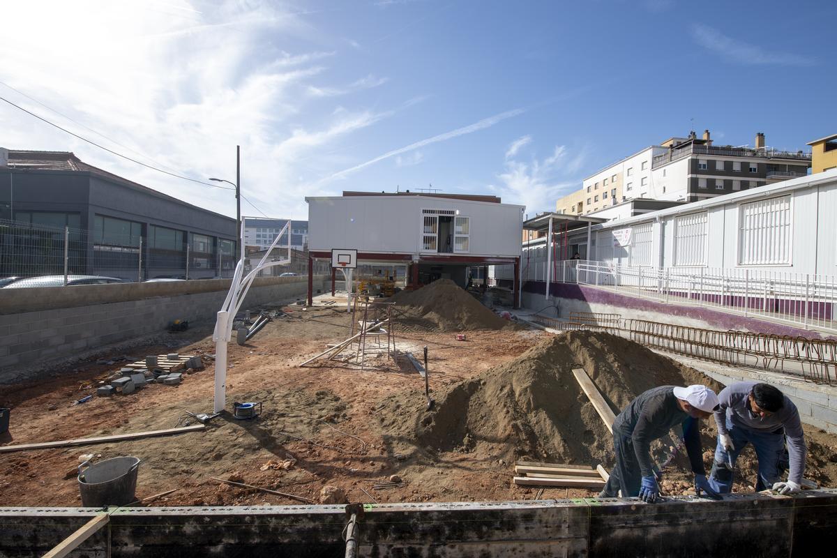 Obras del nuevo módulo y el patio del instituto Narcisa Freixas i Cruells de Sabadell, este lunes.