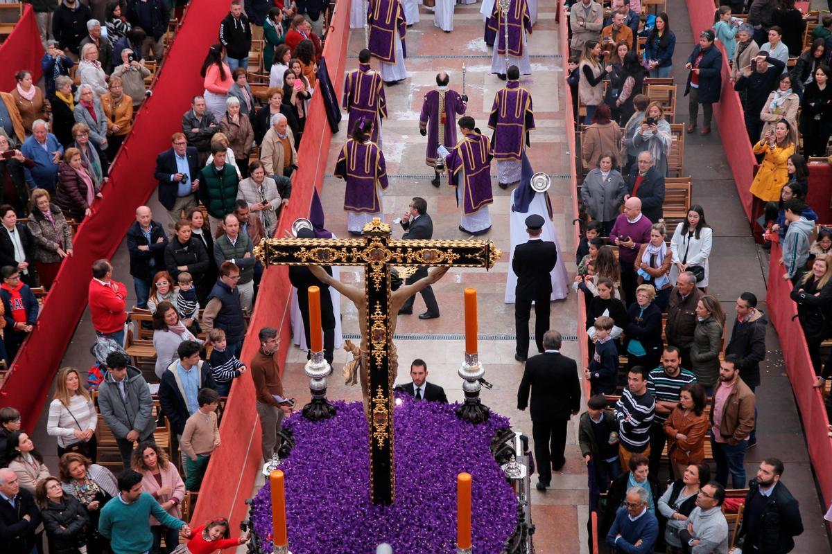 Imagen de archivo de la Semana Santa de Écija, una de las ciudades escogidas por National Geographic por sus procesiones "discretas y auténticas"