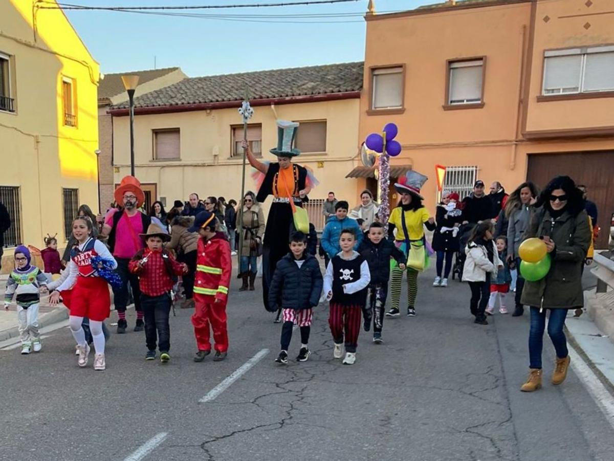 Grandes y pequeños participaron en el pasacalles en La Joyosa-Marlofa.  |