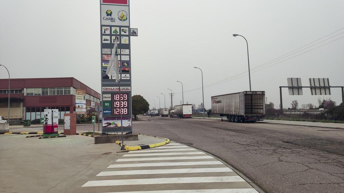 Camiones y semirremolques estacionados en el Centro de Transportes de Benavente.