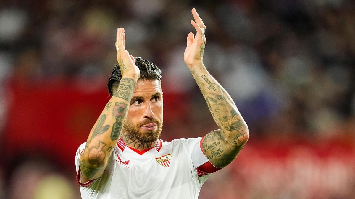 Sergio Ramos aplaude a la hinchada del Sánchez Pizjuán en el último Sevilla-Barça.