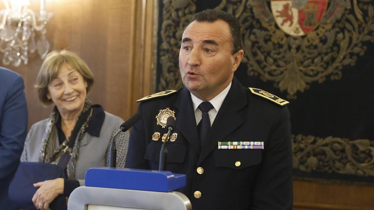 Rafael Ángel Rodríguez en el Ayuntamiento, a su lado, la alcaldesa Mariví Monteserín.