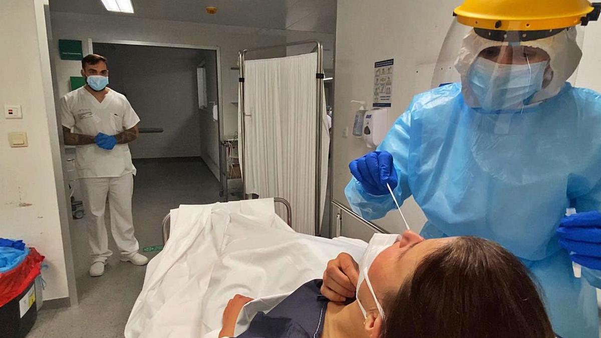 Sanitarios realizan el test de antígenos a una paciente en urgencias. |   // FDV