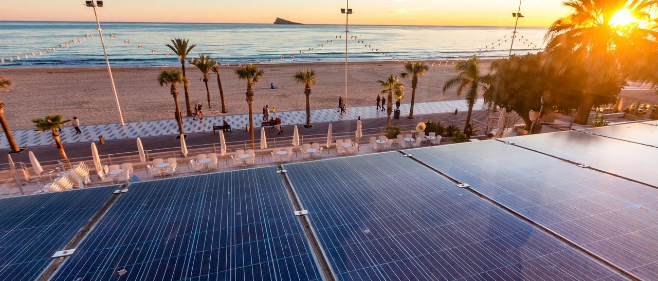 Placas solares en uno de los hoteles de Benidorm.