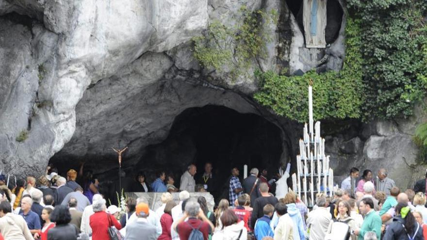 Un grupo de peregrinos visitan la gruta en Lourdes.