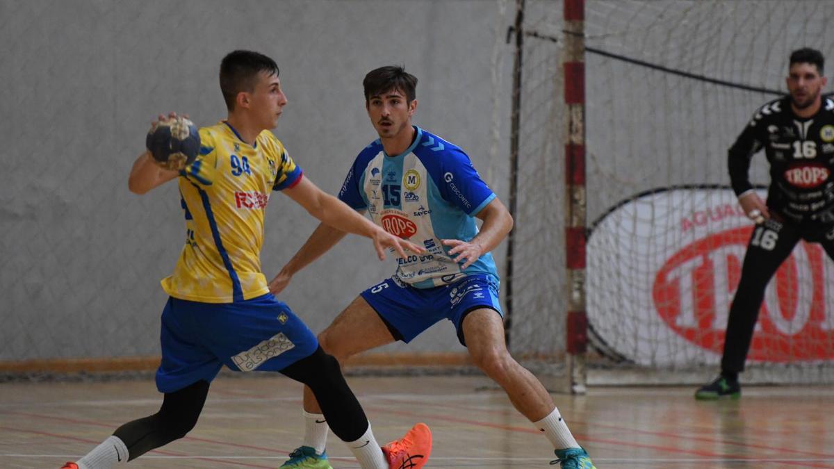 Palomeque defendiendo ante una jugada ofensiva del Sarrià