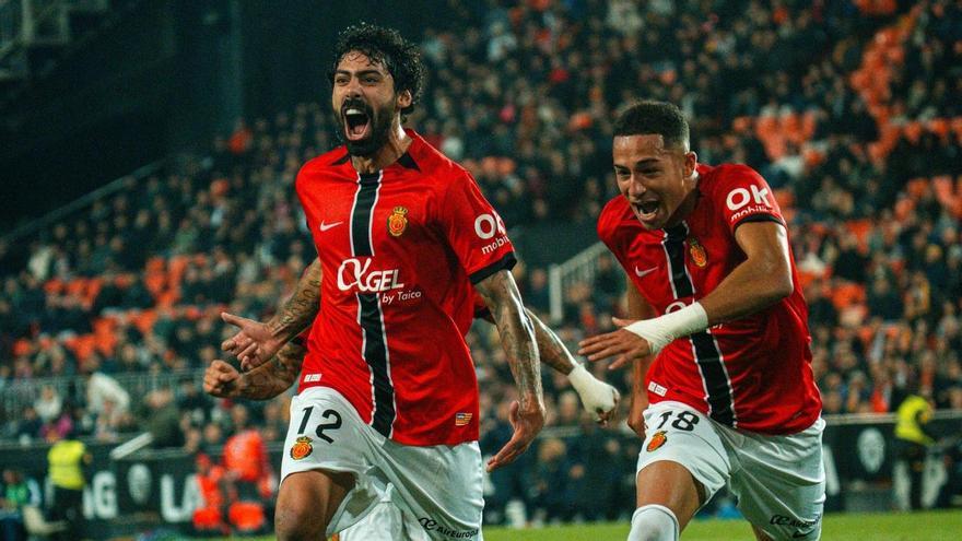 Samu Costa celebra su gol ante el Valencia junto a Mateo Joseph.