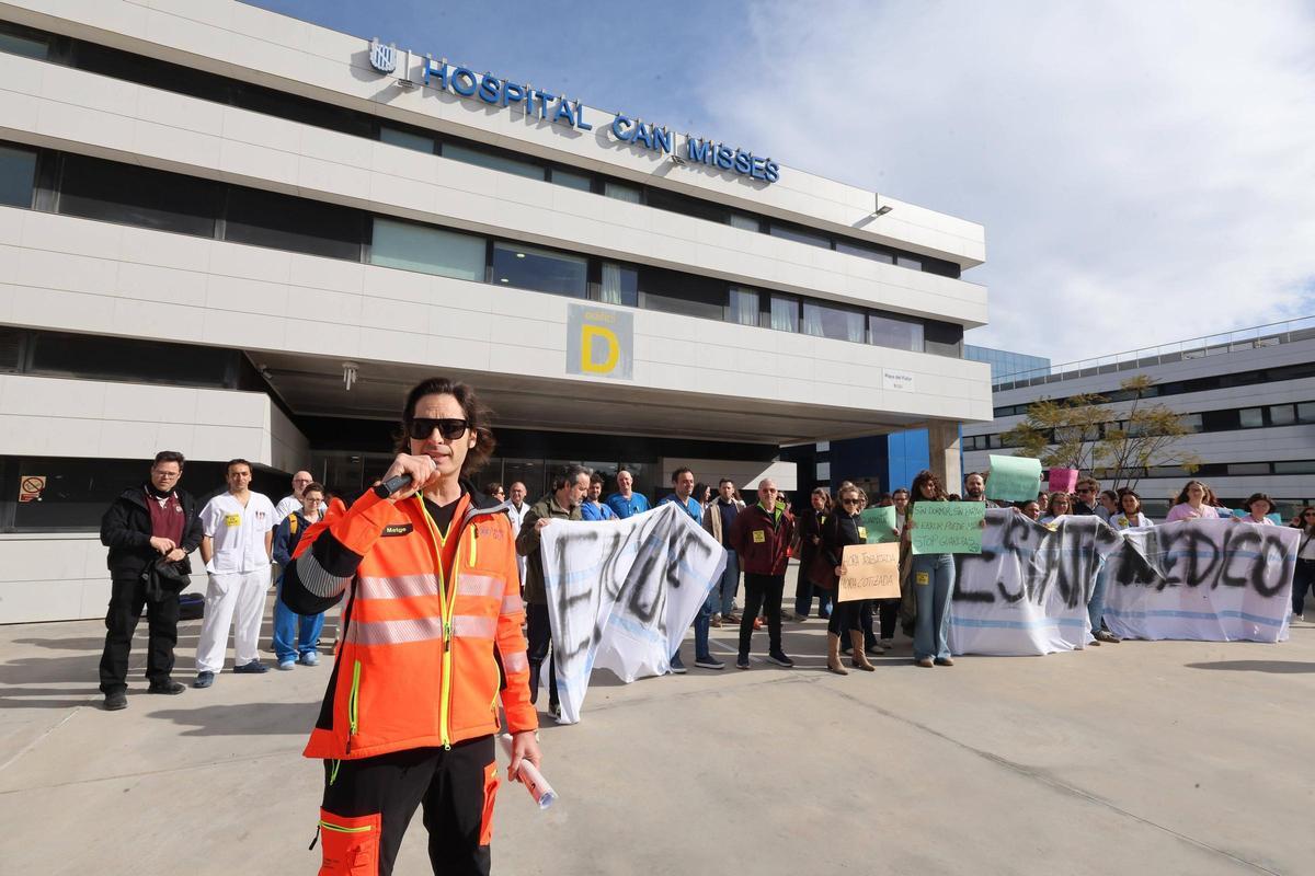 Doctors gather in protest outside Hospital Can Misses.