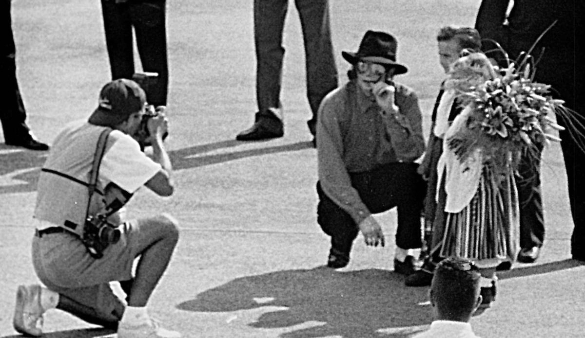Michael Jackson recibido en Los Rodeos por niños con trajes típicos de Canarias
