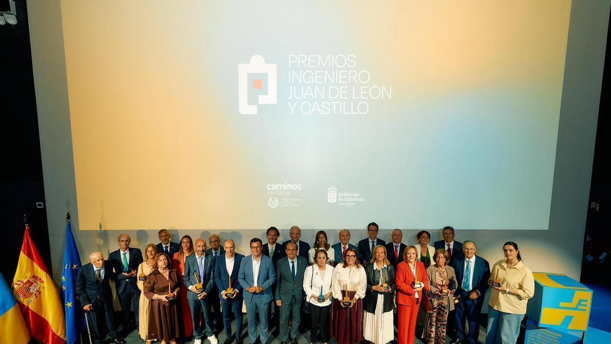 Representantes políticos, de la organización y galardonados en la tercera edición de los Premios Ingeniero Juan de León y Castillo.