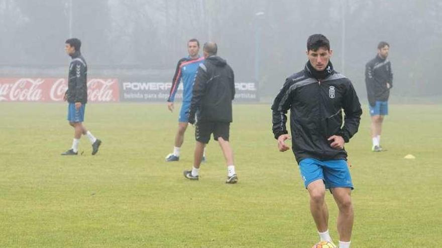 Borja Valle, con el balón, ayer en El Requexón.