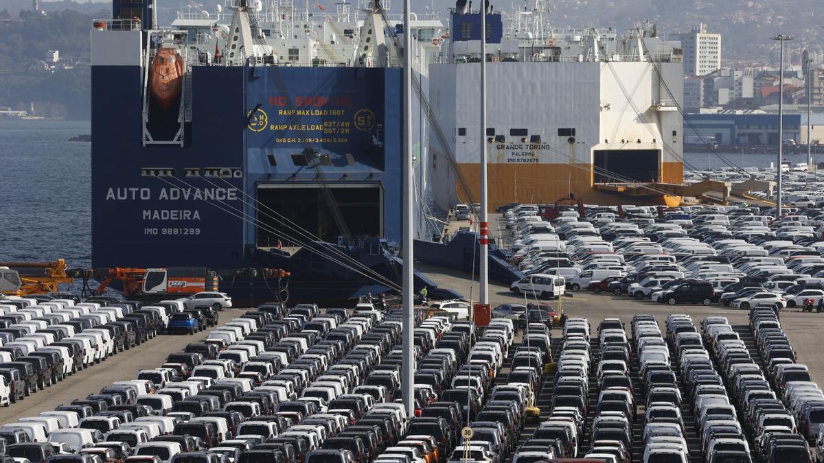 Terminal de vehículos de Bouzas, en el puerto de Vigo, donde embarcan los coches de la factoría viguesa de Stellantis.