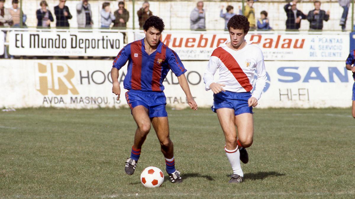 Gabrich en una acción del partido amistoso que jugó contra L'Hospitalet (2-5) el 8 de diciembre de 1983. En la imagen, con Sandro Rosell, futuro presidente del FC Barcelona