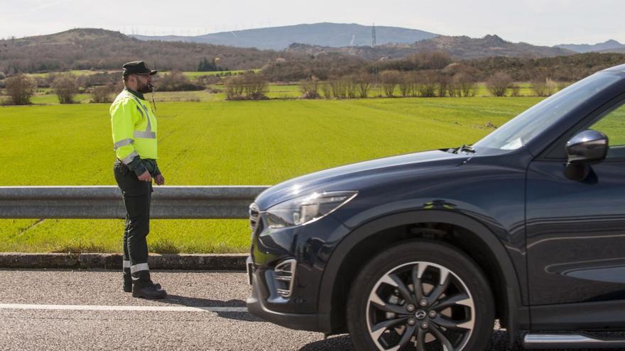 Un agente de la Guardia Civil, en una carretera en el municipio de Trasmiras. |   // B.L.