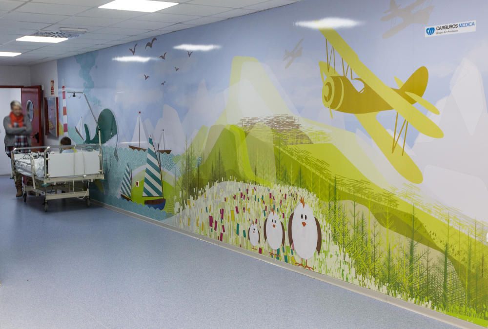 El área de quirófanos infantiles ha sido decorada con colores brillantes y dibujos para reducir el estrés