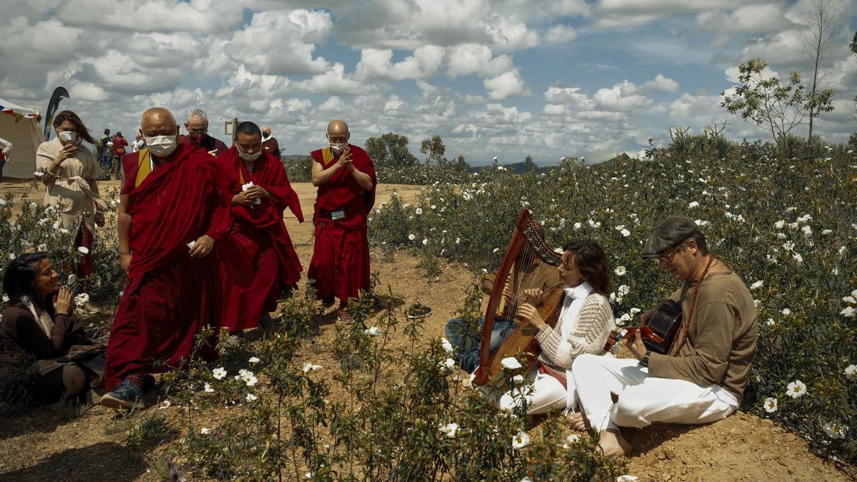 Monjes budistas en el cerro Arropé de Cáceres.