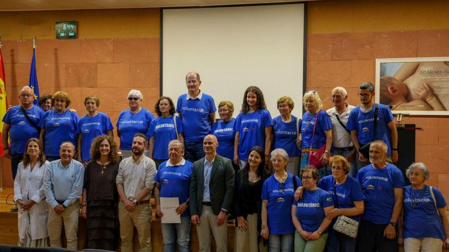 Los voluntarios de O Castro, junto a José Flores y José Sabarís, abajo en el centro. | Iñaki Abella