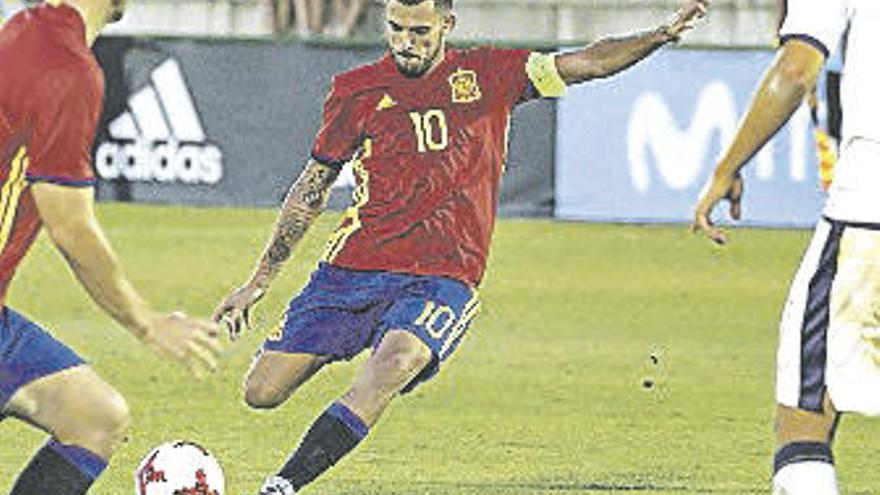 Ceballos lanza una falta.