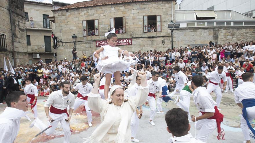 Representación de la Danza das Espadas y las Penlas, en las Festas da Coca de Redondela. / Ricardo Grobas