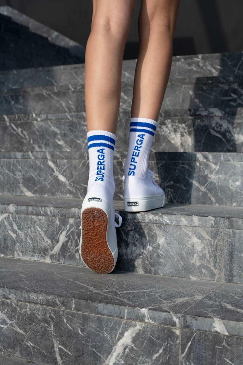 Calcetines blancos con el logo en azul de la colección Superga x Calzedonia. (Precio: 5, 95 euros)