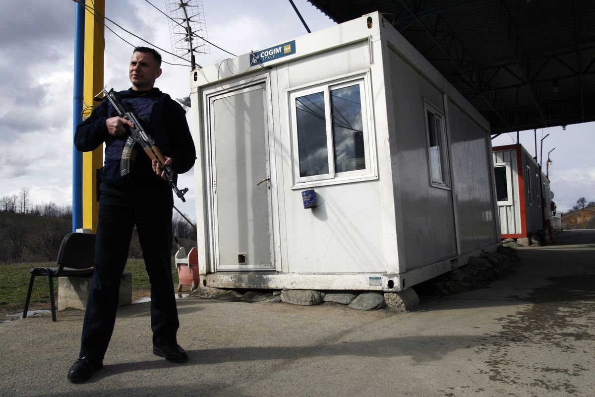 Un guardia armado en la frontera entre Kosovo y Serbia.