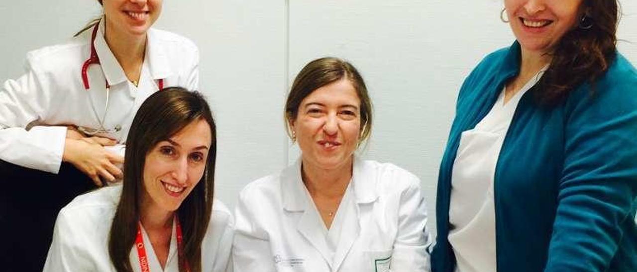 De izq. a dcha., la doctora María Suárez Albo, la enfermera de nutrición Sonia Alonso, la doctora Ana Concheiro y la técnico Loli Presa. El equipo se completa con la neonatóloga Cristina Durán.