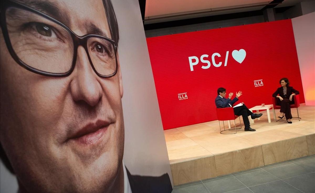 El candidato a la presidencia de la Generalitat por el PSC, Salvador Illa, y la vicepresidenta primera del Gobierno, Carmen Calvo, durante el acto sobre feminismo que han realizado en Barcelona.