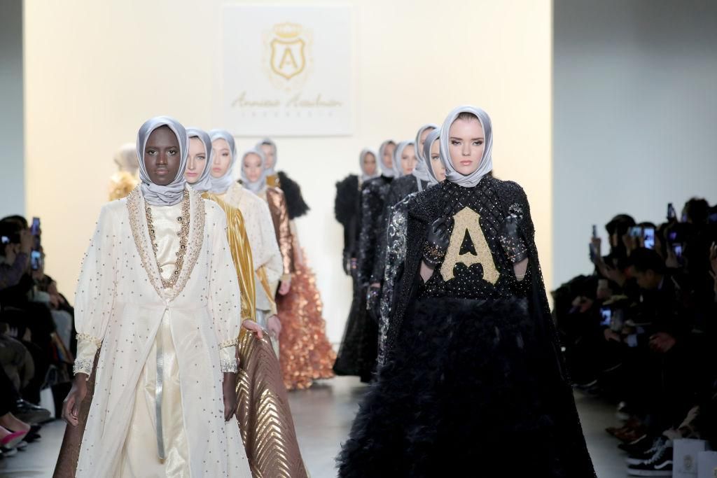 Carrusel del desfile de Anniesa Hasibuan en Nueva York