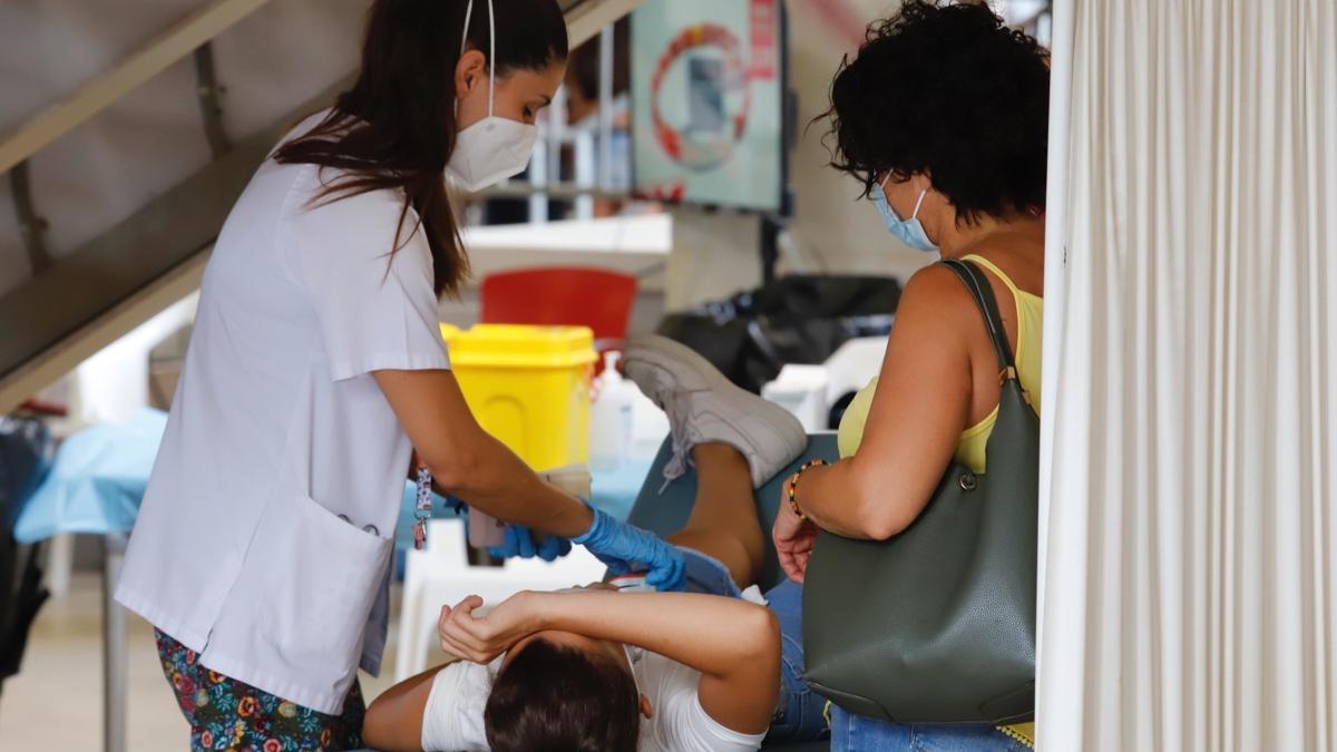Un niño se vacuna en Murcia.