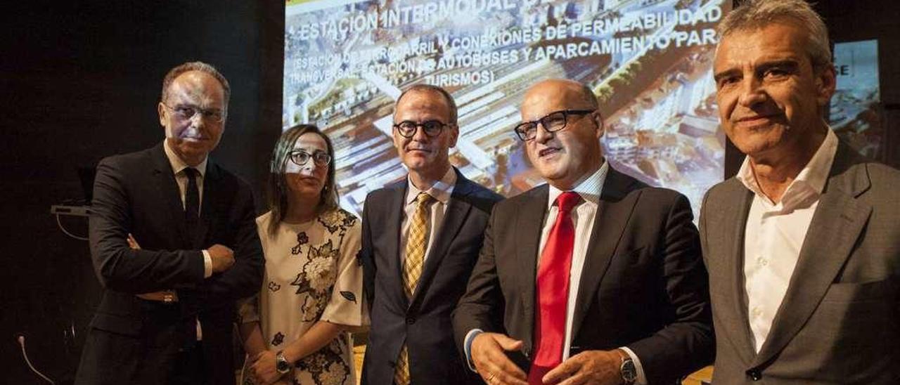 Juan Bravo, Ethel Vázquez, Jesús Vázquez, y Manuel Baltar, antes de la presentación. // Brais Lorenzo